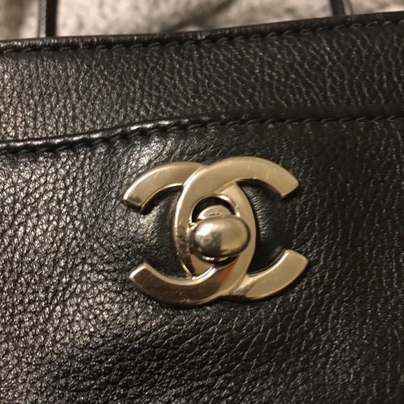 CHANEL Executive Cerf Tote - Picture 4 of 11